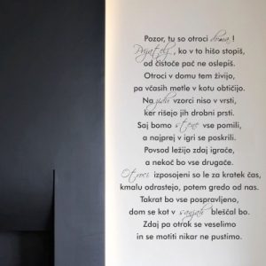 Stenska nalepka Tu so otroci doma