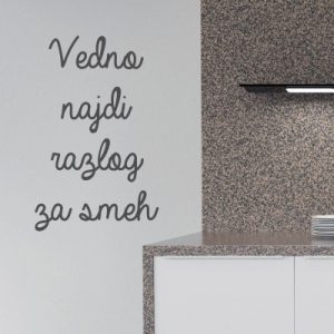 Stenska nalepka Vedno najdi razlog za smeh